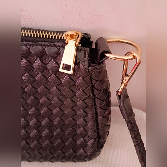 Sondra Roberts Squared Chic Black With Gold Accents Woven Purse. - Picture 3 of 12